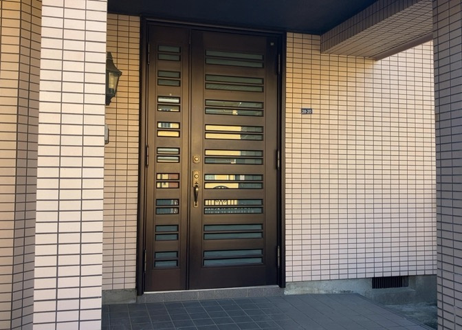 玄関は家の顔でもあり、家族以外の目にも止まる場所です。玄関は外との間を仕切る扉、靴などをしまっておく収納スペース、靴脱ぎのたたきスペース、来客とのやり取りをするドアホンなど複数のアイテムからなります。