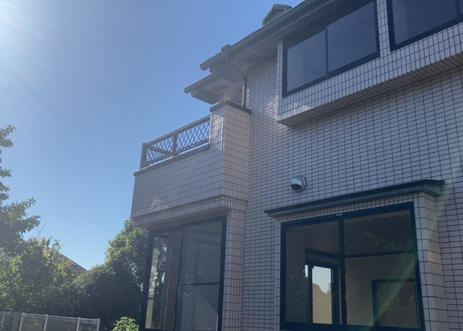 バルコニーは、室外の専用スペースのうち、「屋根がなく開放された空間」であるものを指します。ベランダより広いタイプのものが多く、日当たりもよいため家庭菜園などを楽しみたい人にとって適した環境となります。