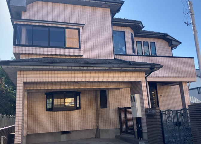 木造住宅とは土台、壁、柱など建築物の強度を支える構造体の材に木が使用されている構造を指します。構造体は建物の自重を支えるだけではなく風圧や水圧、積裁荷重などあらゆる衝撃に耐えるための基礎です。