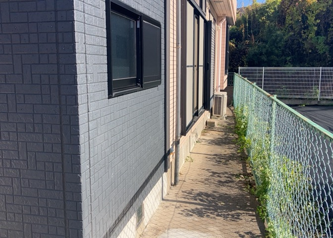 建物の基礎工事の方法は、主流となっているベタ基礎（防湿基礎）と布基礎の2種類に分類され、床下の通気性や耐久性などに違いがあります。建物の基礎部分の構造や付帯設備など詳細については現地でご確認ください。