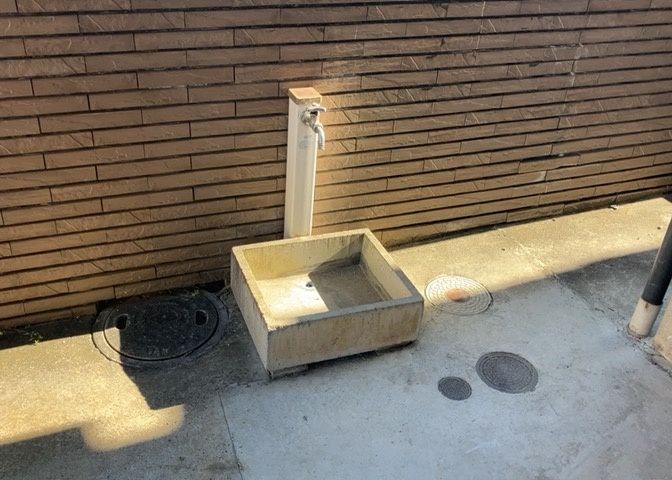 敷地内に散水栓や立水栓があると便利です。水道水を直接利用できるため、水を運ぶ手間を省くことが出来ます。大量の水を必要とする洗車作業や清掃などに役立ちます。その他設備とあわせて、現地でご確認ください。