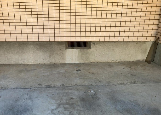 床下換気口は、床下に湿気がこもることを防ぎ、効果的に換気を行うために設置されています。床下換気口が設置されていない建物は、基礎パッキング工法などにより換気を行なっています。詳細は現地でご確認ください。