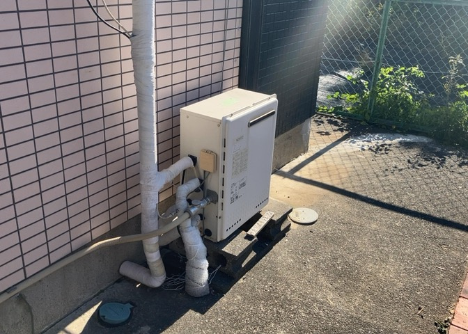 省エネ給湯器とは従来型の給湯器より熱効率が高く、少ない燃料でたくさんのお湯を沸かすことが出来る高効率な給湯器のことを指します。また、省エネ給湯器には種類があり、利便性や効果なども様々です。