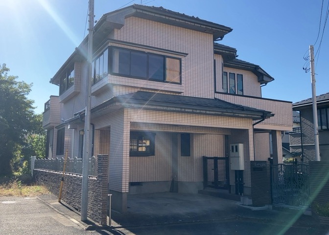 南側道路の場合は長い時間光を入れ込むことができるため、庭やリビングを道路側に持ってくることが多く土地価格も高い傾向にあります。一方北側道路だとリビングや庭が南側になりプライバシーを守ることができます。