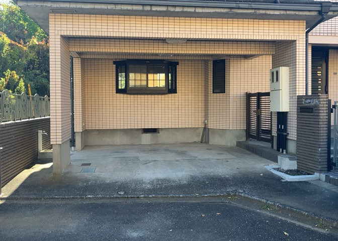 車一台あたりに必要なスペースは、標準サイズの普通自動車で横幅2m50cm、長さ5mは必要になります。ただし、乗降のことも考慮して横幅3m30cm、長さ5m50cmほどは確保できるところを選びましょう。