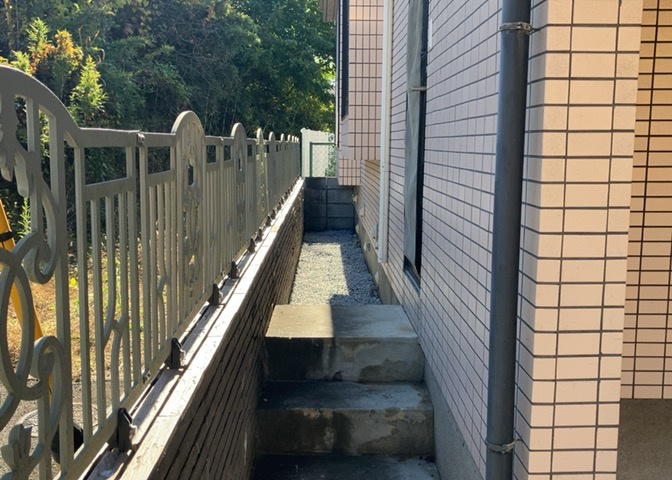 庭のある家に住むことのメリットとして、子どもたちの遊び場を確保できること、ガーデニングや家庭菜園を楽しめること、明るさを確保できることがあります。また、配置を工夫することでプライバシーが確保できます。