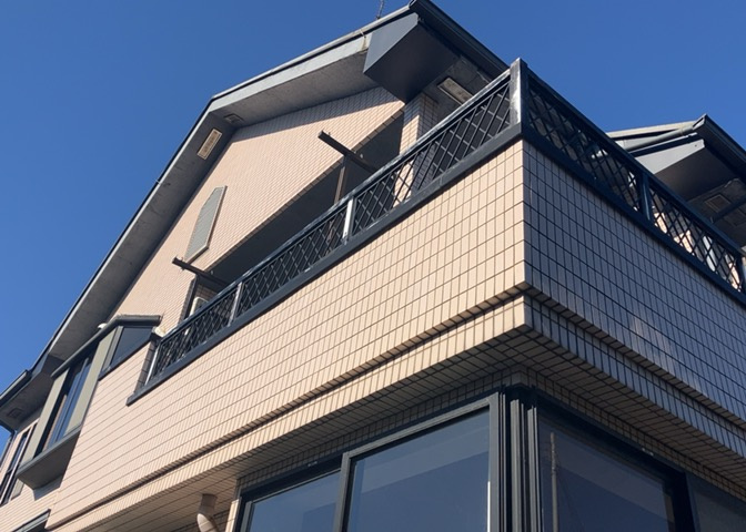 バルコニーは、建物内から室外へ楽に出入りできる便利なスペースです。また、バルコニーには手すりを付けることが義務付けられており、手すりの高さは110cm以上で施工することが建築基準法で定められています。