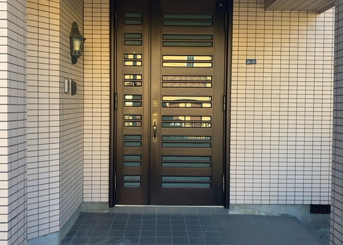 玄関は家の顔と言っても過言ではありません。現地を見学する際は玄関の広さや全体のバランスなどを見てみるといいでしょう。一般的なアプローチのしやすさだけではなく、お年寄りにも優しい設計のものだと安心です。