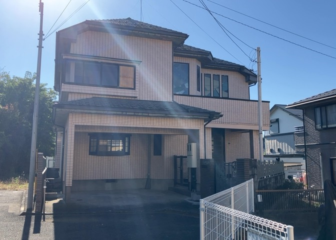 住宅用の土地では前面道路に2m以上接していなければならないと法律で定められています。しかし、お持ちの車のサイズやライフスタイルなどにより、2mでは利便が悪い場合もございますので、事前に確認しましょう。