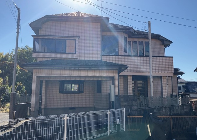 道幅が広い場所は日当たりや風通が良好です。幅が広いのですれ違いも可能ですし大きな車でも駐車可能！一方で、大型車が通ることも多くなるため交通量の増加により騒音に繋がります。また土地の値段が高くなります。