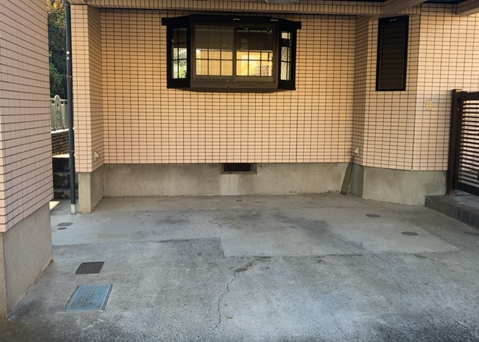 駐車場と明記されていても、最小スペースでつくられた駐車場だと大型車は駐車できなかったり、出入りしにくくなったりする可能性があります。お車のサイズと購入したい物件の駐車場のサイズを現地で確認しましょう。