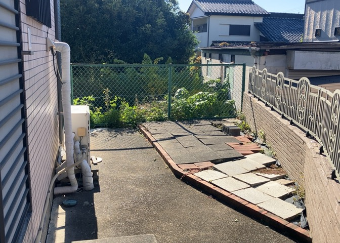 庭があることでガーデニングや家庭菜園はもちろん、こどもの遊び場やペットを放して遊ぶことができます。また、家の周囲に余裕があるということです。隣地との間があれば、十分な日当たりと、風通しが確保できます。