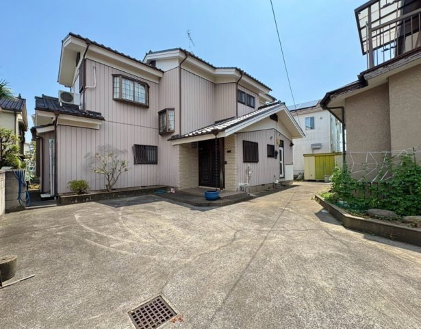 全居室に収納があるゆとりの5LDK！南東側に広々お庭付きです！水回りがギュッとまとまった設計で、家事動線が短く快適な毎日に！駐車スペース3～4台可(車種による)！