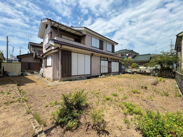 全居室に収納があるゆとりの5LDK！南東側に広々お庭付きです！水回りがギュッとまとまった設計で、家事動線が短く快適な毎日に！駐車スペース3～4台可(車種による)！
