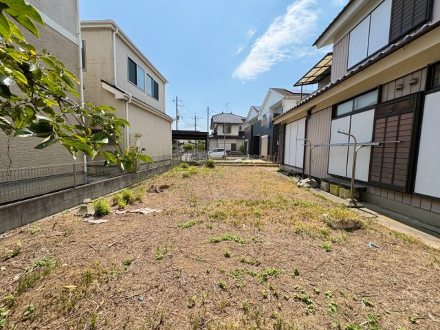 全居室に収納があるゆとりの5LDK！南東側に広々お庭付きです！水回りがギュッとまとまった設計で、家事動線が短く快適な毎日に！駐車スペース3～4台可(車種による)！