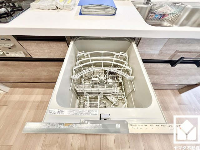 毎日の家事の負担を軽減でき、節水効果も期待できる食器洗乾燥機付き。