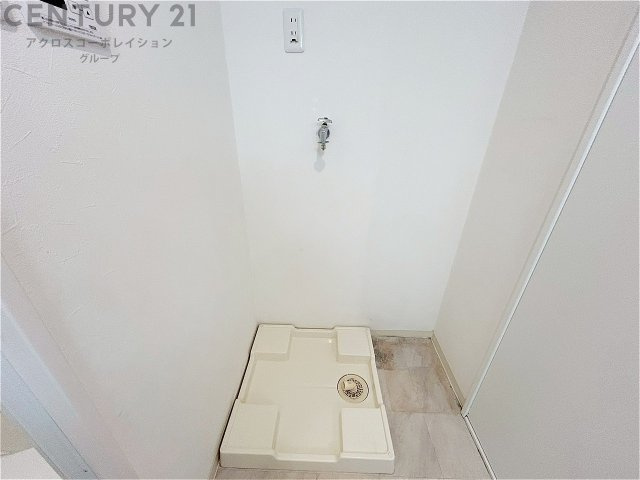 洗濯物の仕分け作業がしやすく、整理整頓が容易になります。洗濯音や湿気を他の部屋に持ち込まず、生活環境を快適に保ちます。上部を活用すれば収納スペースを確保でき洗剤や洗濯用品の整理もしやすくなります。