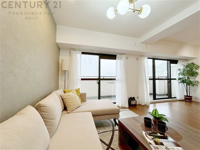 大きな窓が設置された開放的なリビングです。