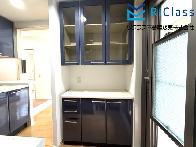 キッチン同色の食器棚です