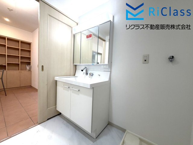 新調の三面鏡付き独立洗面台です