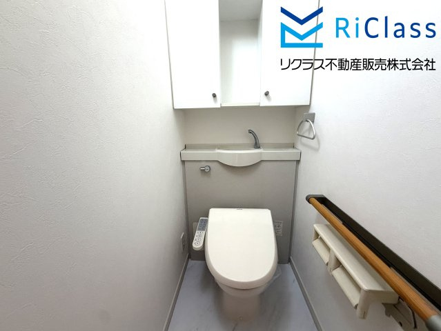 タンクレスのウォシュレット付きトイレです