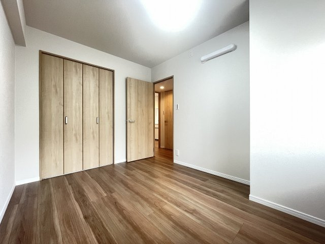 リビングから離れた洋室は、静かに休める寝室にピッタリ。　