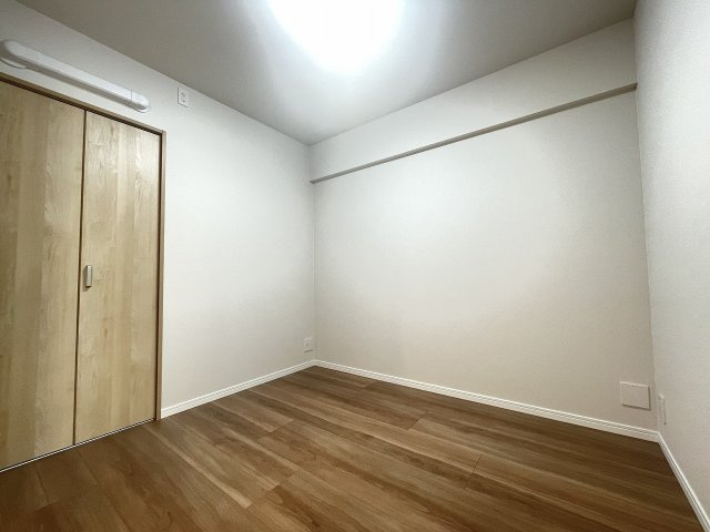 大切なお子さまを見守りやすい引き戸の洋室は、子ども部屋としても。　