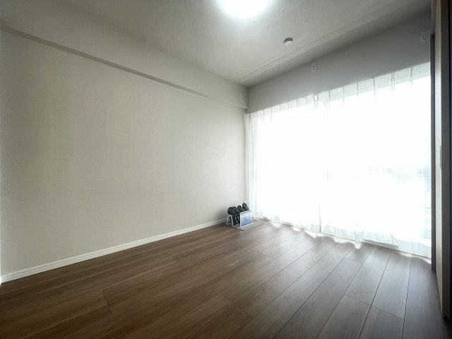 LD横の洋室は、扉を開けて解放感ある空間に。　