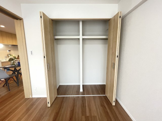 仕切りのあるクローゼットは、収納棚を追加しなくても、綺麗に整理整頓出来ます。　