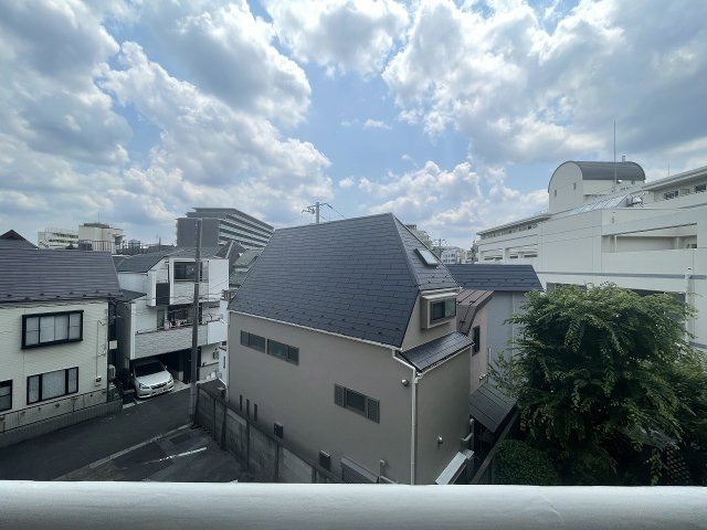 前面棟無しで南向きのバルコニーは、陽当たり・通風・眺望良好です。　