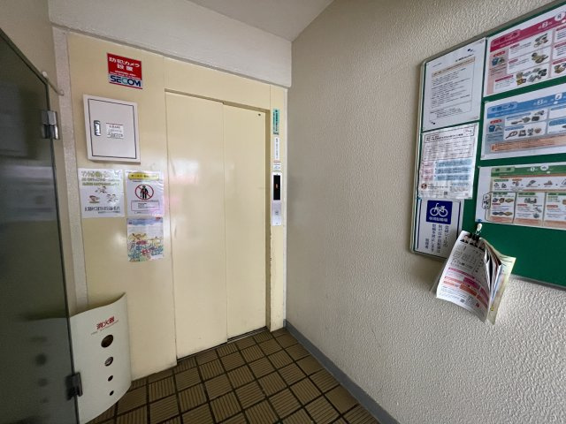 重たい荷物を持っていても、エレベーターがあれば安心です。　