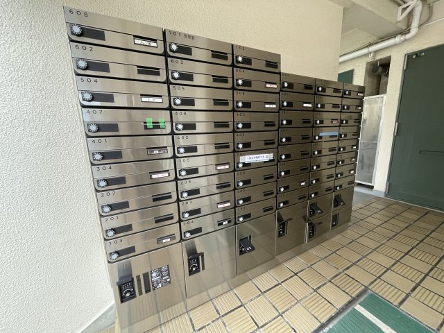 宅配ボックス付きで、忙しい方の荷物受け取りもスマートに。　