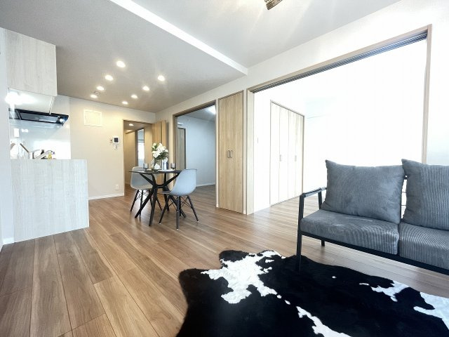 広々としたLDKは、隣接するお部屋の扉を開けて、さらに解放感ある空間に。　　