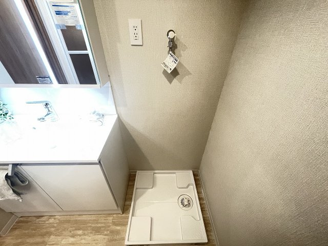 温水洗浄便座付きの清潔感あるトイレは、落ち着いた空間に。　