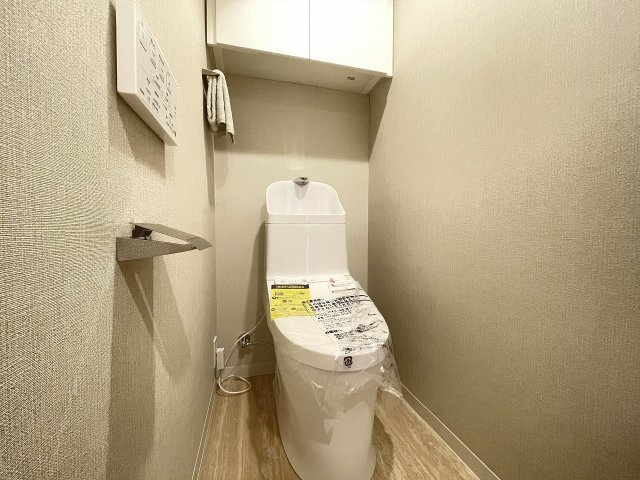 温水洗浄便座付きの清潔感あるトイレは、落ち着いた空間に。　