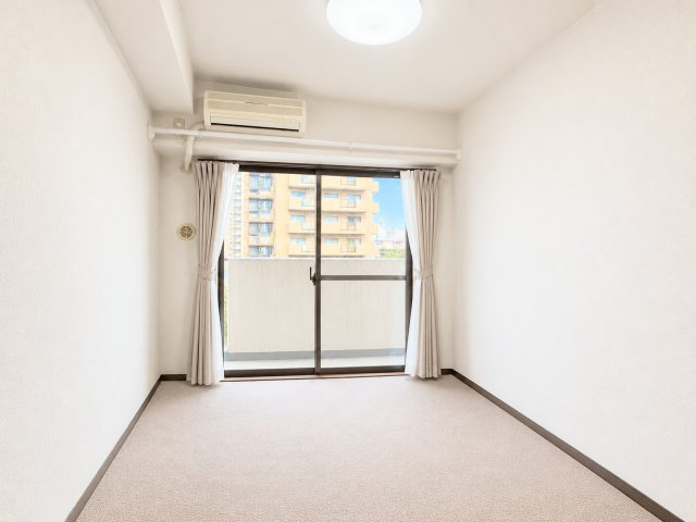 ◆気持ちの良い風が室内へ入り込む居室。家具を配置しても広々ご利用いただけます！！※AI加工しております。