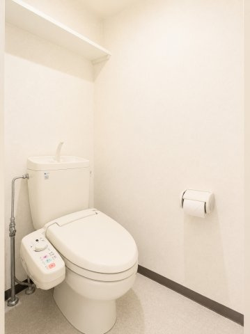 ◆清潔感のある白を基調とした落ち着ける空間。小窓をもうけていますので、こもりやすい空気の入れ替えも簡単に行えますね！※AI加工しております。