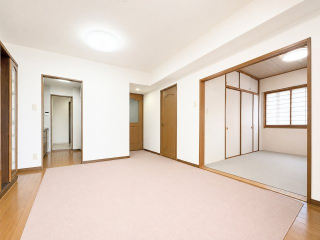 ◆一家だんらんのスペースとなるＬＤＫ。窓から明るい光が差し込み、思わず家族の会話も弾む快適な空間。※AI加工しております。