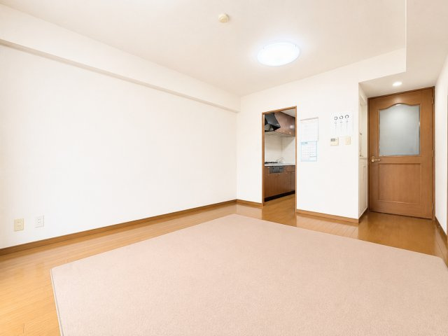 ◆ご家族の会話がはずむ、開放的なＬＤＫです。休日はお陽さまの光をたっぷりととりこめるぽかぽかリビングで過ごしませんか？※AI加工しております。
