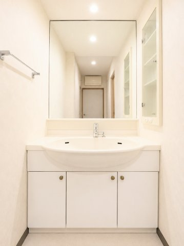 ◆毎日使う場所だから、機能的で使いやすさに配慮したパウダールーム。すっきりと使えるように収納も豊富にご用意しています。※AI加工しております。