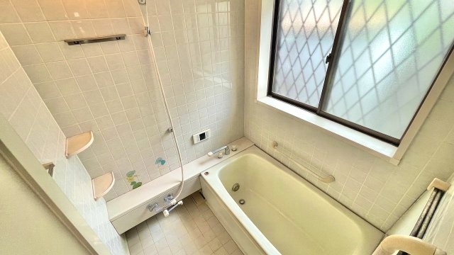 浴室には窓があるので、自然光と換気がうれしいですね