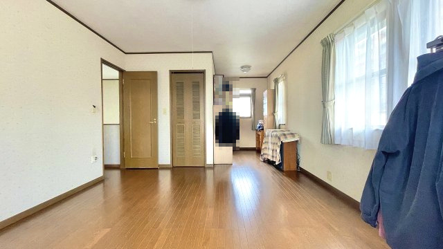 洋室14帖にはWIC付き！窓は3面採光で明るい室内です