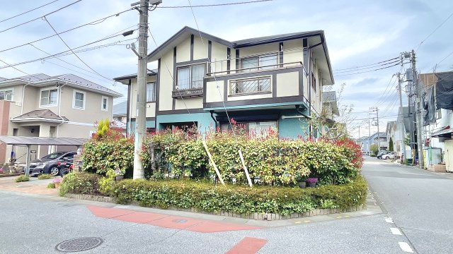 南東角地で陽当り良好！三井ホーム施工の4LDK！全居室6帖以上・広々としたLDK20帖・駐車スペース2台可(車種による)！バス停まで徒歩約3分！コモディイイダまで徒歩約4分(270ｍ)！