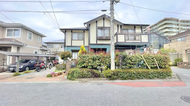 南東角地で陽当り良好！三井ホーム施工の4LDK！全居室6帖以上・広々としたLDK20帖・駐車スペース2台可(車種による)！バス停まで徒歩約3分！コモディイイダまで徒歩約4分(270ｍ)！