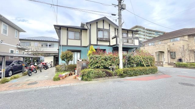 南東角地で陽当り良好！三井ホーム施工の4LDK！全居室6帖以上・広々としたLDK20帖・駐車スペース2台可(車種による)！バス停まで徒歩約3分！コモディイイダまで徒歩約4分(270ｍ)！
