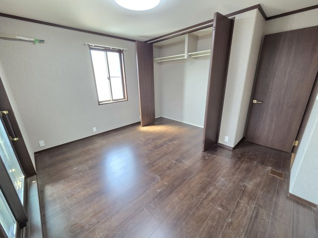 2階西側洋室の収納は大きなクローゼットです！