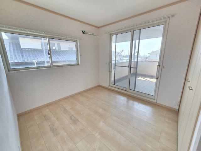 2階真ん中の洋室です。