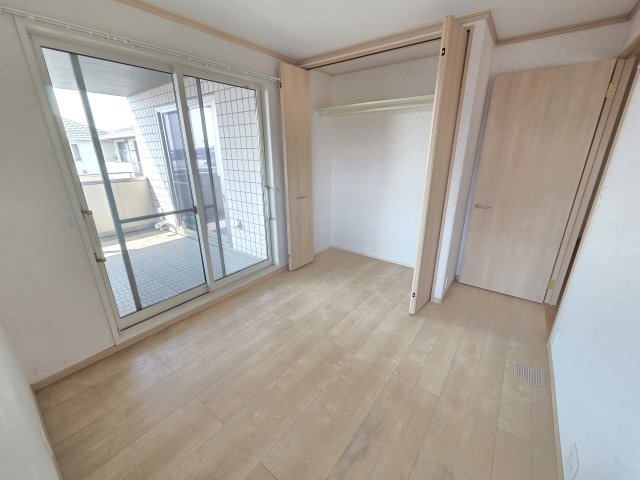 2階真ん中の洋室の収納です。