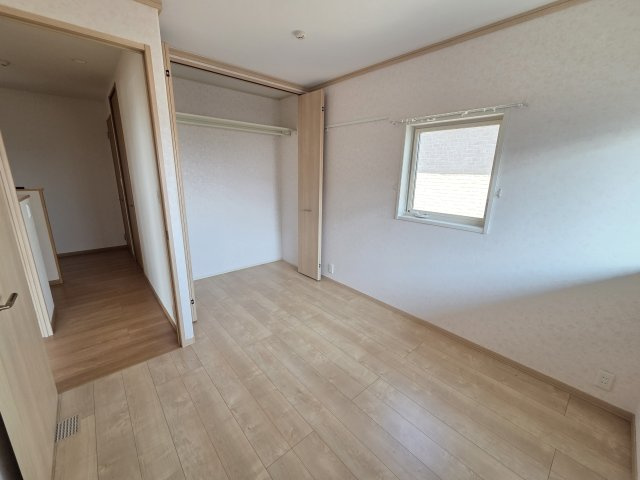 2階東側洋室の収納です。