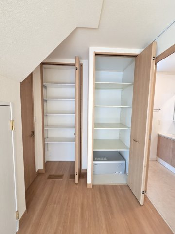 1階の物入です。本当に収納が沢山！お家の中がスッキリしますね♪